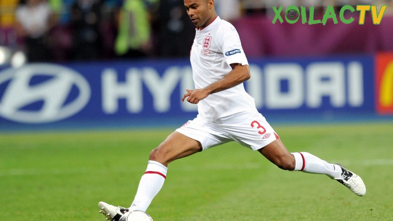 Ashley Cole là một cầu thủ áo số 3 xuất sắc của bóng đá Anh