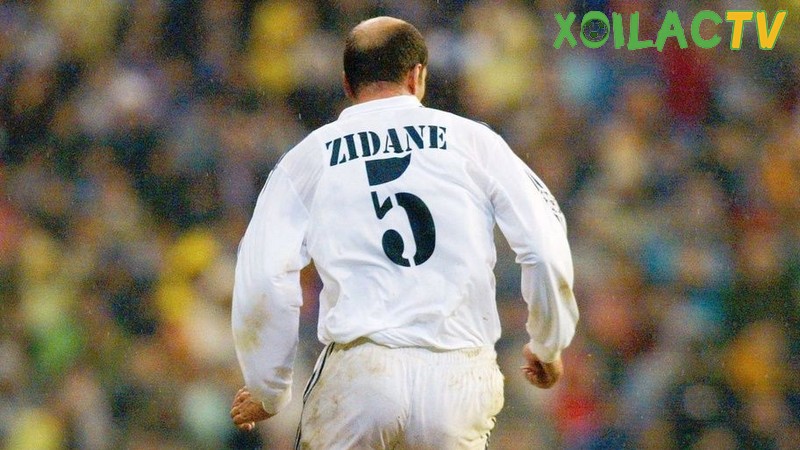Zinedine Zidane là một trong những tiền vệ xuất sắc nhất trong lịch sử bóng đá